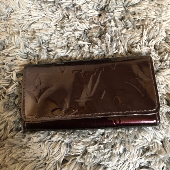 Louis Vuitton Vernis Monogram 4 Key Holder Burgundy, like new. - Picture 3 of 12